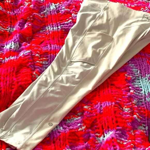 WHITE/OFF SIZE 8 LULULEMON CROPS, pockets on the size and zipper on the back - Picture 3 of 3